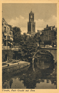 1382 Gezicht op de Oudegracht Weerdzijde te Utrecht met op de achtergrond de Domtoren.